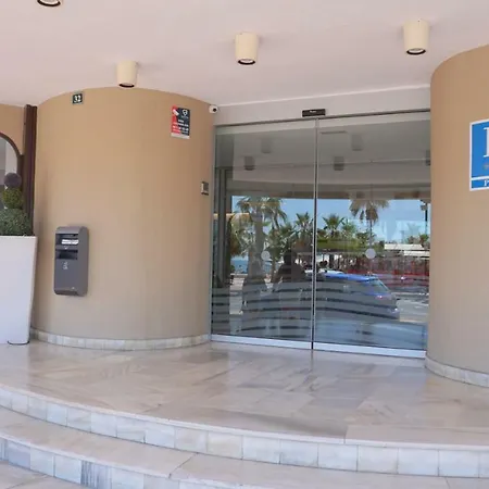 Апартаменты Beachfront In With Sea Views
