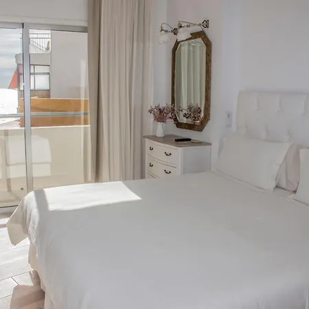 Beachfront In With Sea Views Фуэнхирола